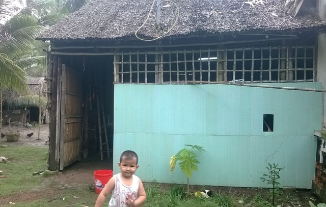 Thương cháu bé 3 lần cắt nội tạng vẫn chưa thoát khỏi tử thần - 11 Cả gia đình 4 người sống trong cái chòi vách lá này
