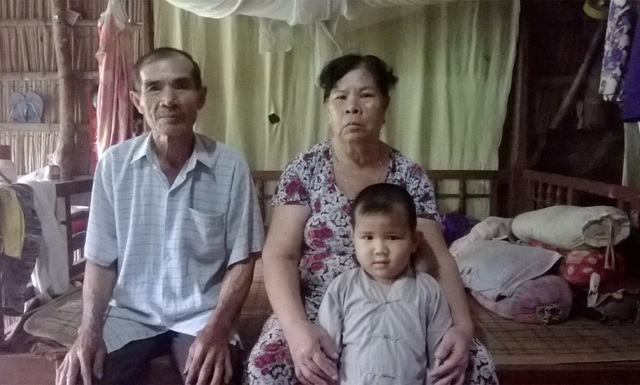 Thương cháu bé 3 lần cắt nội tạng vẫn chưa thoát khỏi tử thần - 10 Những ngày con được xuất viện, Đào gửi bé Huy cho ông bà ngoại chăm giùm để đi làm công nhân may ở Bình Dương