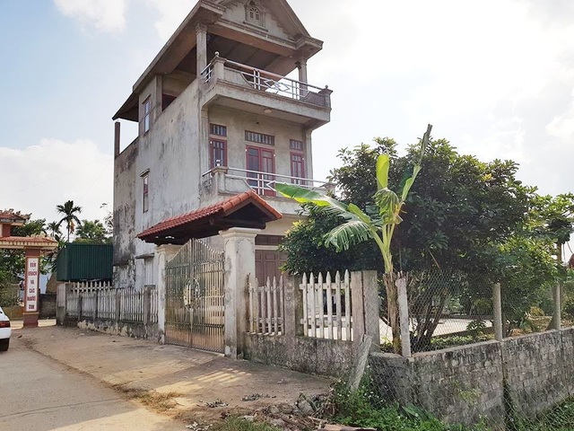 Xã “quên” báo cáo huyện, nhà con trưởng thôn vẫn “chình ình” trên đất nông nghiệp! - 3 Căn nhà kiên cố của anh Đinh Trần Hiếu, xây trên đất nông nghiệp vẫn án ngữ, chưa bị chính quyền xã Liên Sơn tháo dỡ vi phạm theo chỉ đạo của huyện.