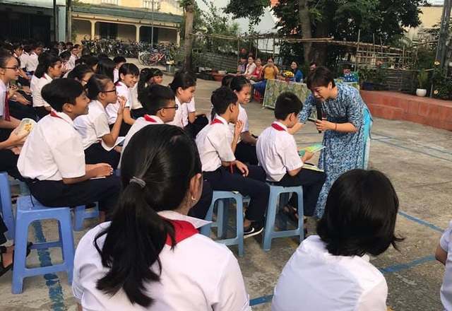 Chuyện những cái tát: Có những việc quan trọng hơn "ném đá"! - 3 TS Phạm Thị Thúy trong một chuyên đề về bảo vệ bản thân dành cho học sinh