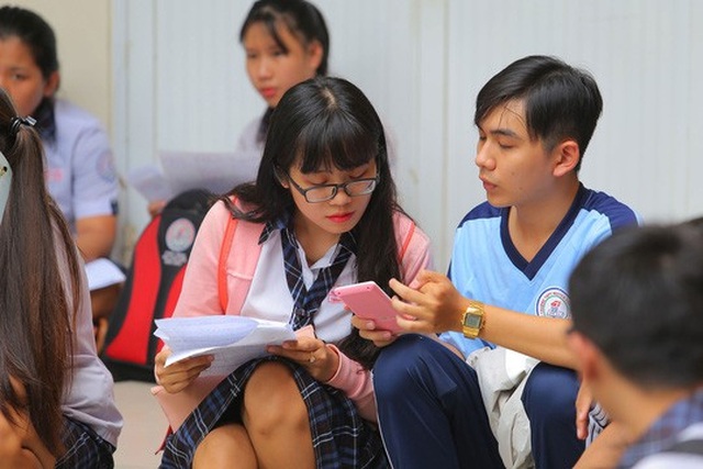 Đề minh họa vừa sức, học sinh ráo riết ôn thi - 1
Học sinh ôn tập trước khi bước vào kỳ thi THPT quốc gia. (Ảnh: Hoàng Triều)