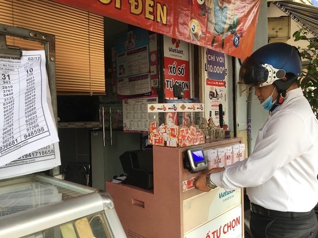 Vé số Vietlott: "Sớm nở tối tàn", hết thời hoàng kim? - 1
Những tháng gần Tết, các đại lý bán cho biết sức mua Vietlott đang bị giảm dần. Ảnh: Thu Hà