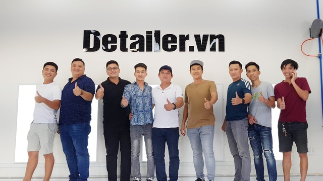 Khai trương trung tâm độ xe và chăm sóc xe chuyên nghiệp tại Bình Dương - 2 Team Auto365 các tỉnh chụp hình lưu niệm trước mô hình dự án Detailer.vn - Mô hình Detailing Việt Nam lần đầu tách ra thành mảng chuyên