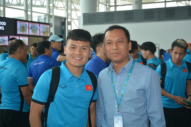 Đội tuyển Việt Nam lên đường sang Malaysia đá trận chung kết lượt đi - 2
Người hâm mộ chụp ảnh với Quang Hải