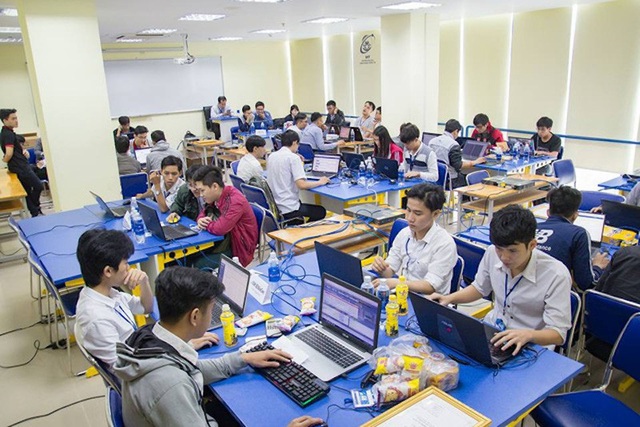 Trường ĐH sử dụng điểm rèn luyện để xếp loại tốt nghiệp sinh viên - 1 Sinh viên học tại trường ĐH Công nghệ Thông tin - ĐHQG TPHCM (ảnh trường ĐH Công nghệ Thông tin)