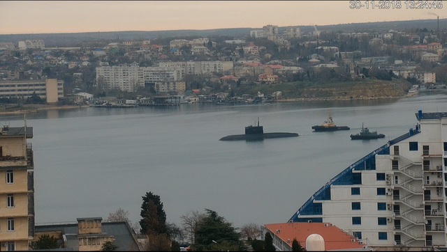 Nga bị nghi đưa tàu ngầm "Hố đen" đến eo biển Kerch giữa lúc căng thẳng với Ukraine - 1
Tàu ngầm Nga được cho là rời cảng Sevastopol hôm 30/11. (Ảnh: Twitter)