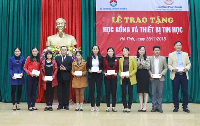 Quỹ Khuyến học Nguyễn Du tích cực tiếp sức cho HS,SV nghèo vượt khó - 2 Phó Chủ tịch HĐND tỉnh Hà Tĩnh Võ Hồng Hải và lãnh đạo Sở GD&ĐT trao tặng học bổng từ Quỹ Khuyến học Khuyến tài Nguyễn Du cho các giáo viên vượt khó dạy giỏi.