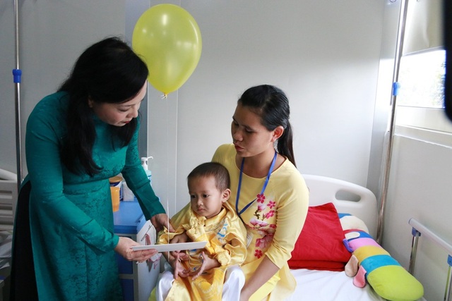 Xây dựng Trung tâm Sản phụ khoa tại Huế - 3 Bộ trưởng Kim Tiến thăm hỏi và tặng quà cho những bệnh nhân nhi ung thư