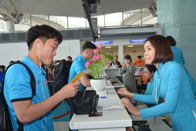 Đội tuyển Việt Nam lên đường sang Malaysia đá trận chung kết lượt đi - 1
Xuân Trường làm thủ tục nhận vé