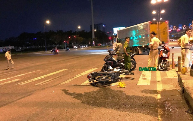 Xe cứu thương chở người bị tai nạn đi cấp cứu rồi... “mất tích”? - 1 Một số nhân chứng cho biết, chiếc xe cứu thương có liên quan đến vụ tai nạn khiến người đàn ông đi xe máy bị thương. Sau đó, phương tiện này chở nạn nhân đi đâu không rõ.