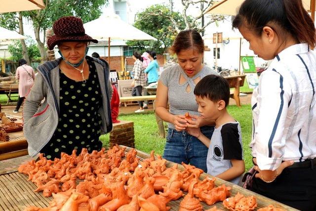Lần đầu tiên tổ chức chợ phiên “thân thiện môi trường” - 7 Chợ phiên còn là hình ảnh đẹp của một thành phố Di sản với không gian “Không túi nilon” và là món quà ý nghĩa cho du khách, cho bất cứ ai đã và sẽ yêu Hội An