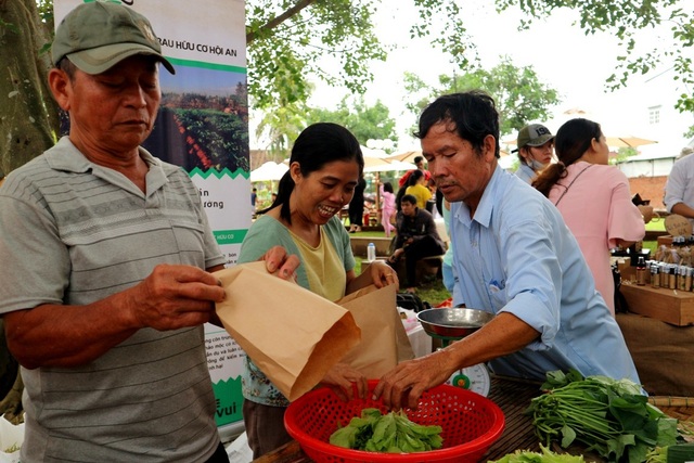 Lần đầu tiên tổ chức chợ phiên “thân thiện môi trường” - 2 Nông dân có cơ hội quảng bá sản phẩm an toàn của mình, người dân và du khách có cơ hội biết đến và sử dụng sản phẩm sạch, an toàn…