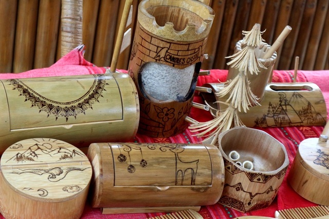 Lần đầu tiên tổ chức chợ phiên “thân thiện môi trường” - 3 Sản phẩm lưu niệm từ tre của anh Võ Tấn Tân (Cẩm Thanh, Hội An) giới thiệu đến du khách - một sản phẩm thân thiện môi trường