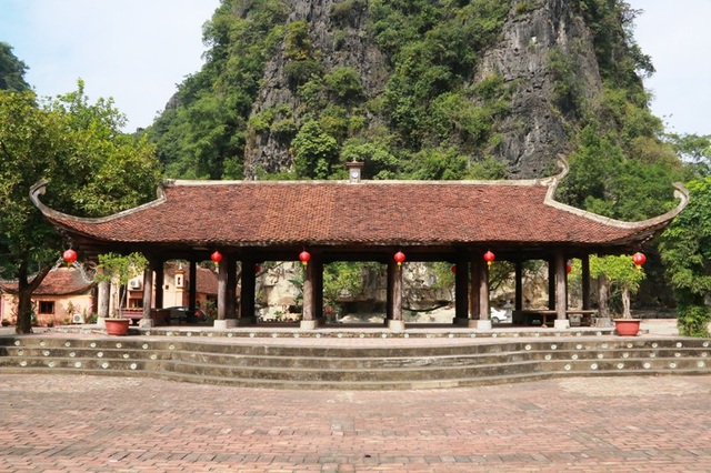 Độc đáo đình làng 150 năm ở khu làng Việt cổ - Cố Viên Lầu - 1 Ngôi đình làng có tuổi đời 150 năm được đưa từ huyện Thanh Liêm (Hà Nam) về trưng bày và bảo tồn ở khu làng Việt cổ - Cố Viên Lầu (Hoa Lư, Ninh Bình) hơn chục năm qua.