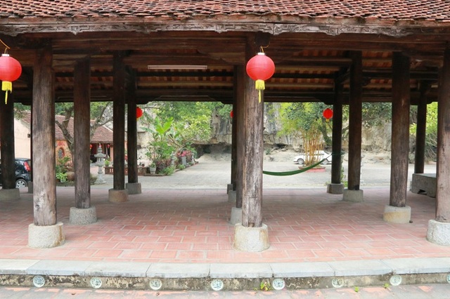 Độc đáo đình làng 150 năm ở khu làng Việt cổ - Cố Viên Lầu - 3 Ông Thoa cho biết, khi xây dựng làng Việt cổ theo đúng với nét làng quê Bắc Bộ xưa nên đã ra tận Hà Nam hỏi mua về bằng được ngôi đình làng này ở một làng quê huyện Thanh Liêm. Khi mua về làng vẫn còn nguyên vẹn dù đã trải qua 150 năm.