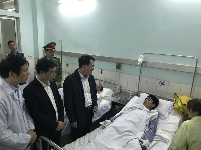 Vụ nổ lò luyện thép: Thêm một nạn nhân tử vong - 2 Ông Lê Khắc Nam, Phó chủ tịch UBND thành phố thăm hỏi và trao tiền hỗ trợ của thành phố cho các nạn nhân đang điều trị tại bệnh viện Việt Tiệp
