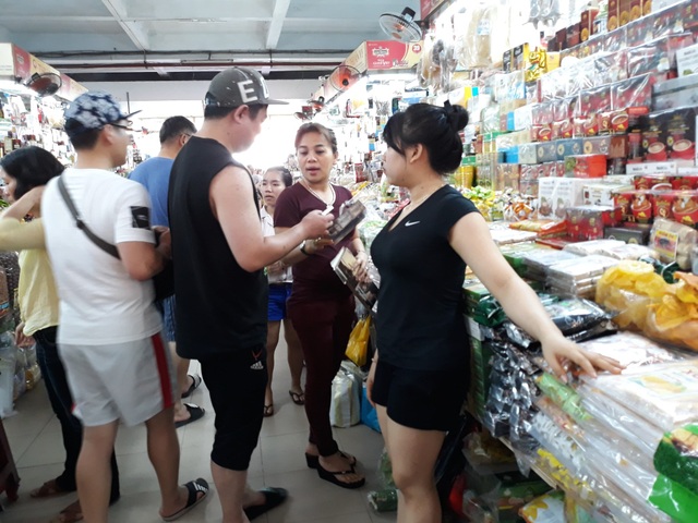 Đà Nẵng: Truy xuất nguồn gốc thực phẩm tại chợ bằng điện thoại - 1 Khách hàng mua sắm tại chợ Hàn có thể dễ dàng truy xuất nguồn gốc thực phẩm bằng cách sử dụng điện thoại thông minh chụp và quét mã QR code.