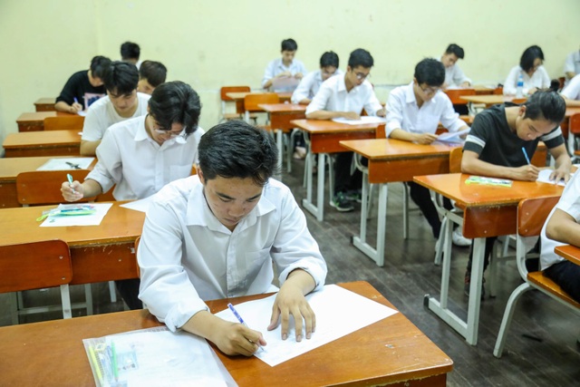 Đổi mới thi Trung học phổ thông: Quan trọng là con người - 2
Thí sinh dự thi tốt nghiệp THPT quốc gia 2018 tại Hà Nội. (Ảnh: Quang Vinh)