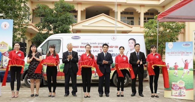 Vinamilk chung tay cùng Hội nhi khoa khởi động chương trình cho trẻ suy dinh dưỡng, thấp còi - 1
Với “Hành trình giúp trẻ thoát nhanh suy dinh dưỡng, thấp còi, tăng cân sau 3 tháng”, Hội Nhi Khoa Việt Nam và Vinamilk hướng tới mục tiêu chính là tiếp cận, tư vấn dinh dưỡng trực tiếp cho 12.000 cha mẹ có con bị hoặc có dấu hiệu suy dinh dưỡng. Từ đó, các bậc phụ huynh sẽ được trang bị thêm kiến thức để chăm sóc dinh dưỡng cho các bé, hướng đến mục tiêu giúp các bé tăng cân sau 3 tháng, tăng chiều cao, cải thiện biếng ăn, tăng sức đề kháng và cuối cùng là bắt kịp đà tăng trưởng.