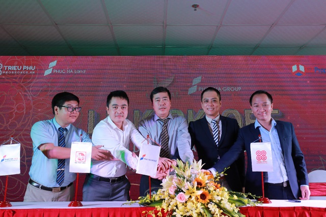 Hơn 400 chuyên viên tư vấn tham gia sự kiện “Kickoff – Giới thiệu dự án Thăng Long Capital” - 2 Ký kết hợp tác phân phối chính thức dự án Thăng Long Capital.