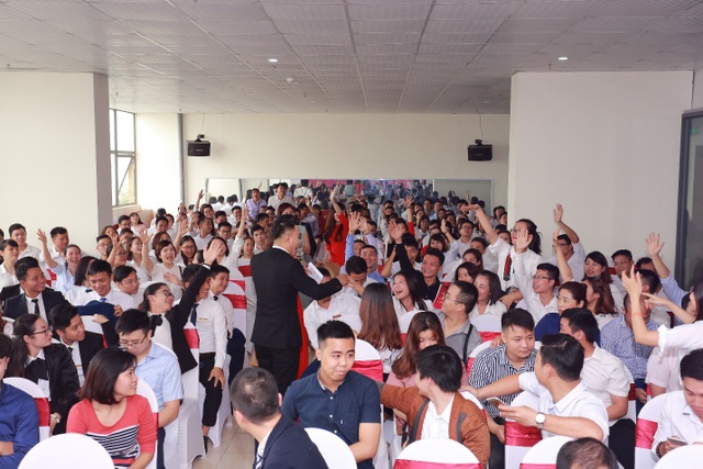 Hơn 400 chuyên viên tư vấn tham gia sự kiện “Kickoff – Giới thiệu dự án Thăng Long Capital” - 4 Không khí tràn đầy sự quyết tâm, hứa hẹn đem lại những thành công vang dội tại dự án Thăng Long Capital.