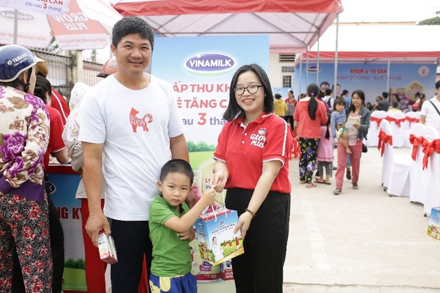 Vinamilk chung tay cùng Hội nhi khoa khởi động chương trình cho trẻ suy dinh dưỡng, thấp còi - 6 Thông qua chương trình, ngoài hoạt động tư vấn cùng bác sĩ, Vinamilk cũng mong muốn giới thiệu sản phẩm Vinamilk Dielac Grow Plus đặc trị cho trẻ suy dinh dưỡng, thấp còi. Trong công thức Vinamilk Dielac Grow Plus đặc biệt bổ sung 09 tỷ lợi khuẩn probiotics (tính trên 900gr) cùng đạm Whey và chất xơ hòa tan thực vật Inulin/FOS giúp tăng cường hấp thu, tiêu hóa cho trẻ suy dinh dưỡng, thấp còi, dễ tăng cân hơn.