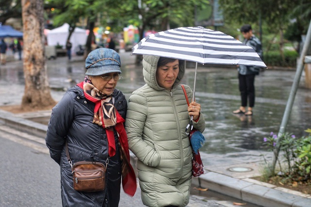 Trời trở lạnh, người Hà Nội "co ro" trong thời tiết 12 độ C - 1
Nhiệt độ giảm đột xuất kèm với mưa nhỏ kéo dài cả ngày khiến cuộc sống của người dân Thủ đô có chút đảo lộn trong những ngày đầu tiên trở lạnh.