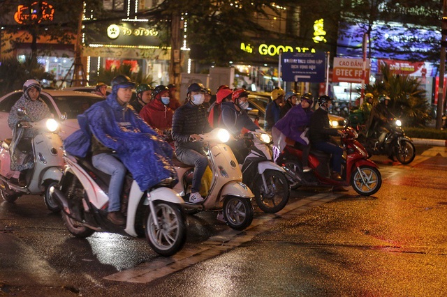 Trời trở lạnh, người Hà Nội "co ro" trong thời tiết 12 độ C - 2
Những người đi xe máy sẽ cảm nhận rõ nhất cái lạnh tê tái của mùa đông Hà Nội.