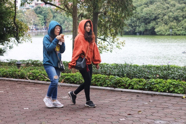Trời trở lạnh, người Hà Nội "co ro" trong thời tiết 12 độ C - 4
Theo Trung tâm Dự báo Khí tượng thủy văn Quốc gia, đợt rét này có thể kéo dài từ 2 – 3 ngày nhiều khả năng sẽ kèm mưa nhỏ rải rác ngày đêm. Mọi sinh hoạt của người dân có thể bị ảnh hưởng do biến đổi thời tiết đột ngột.