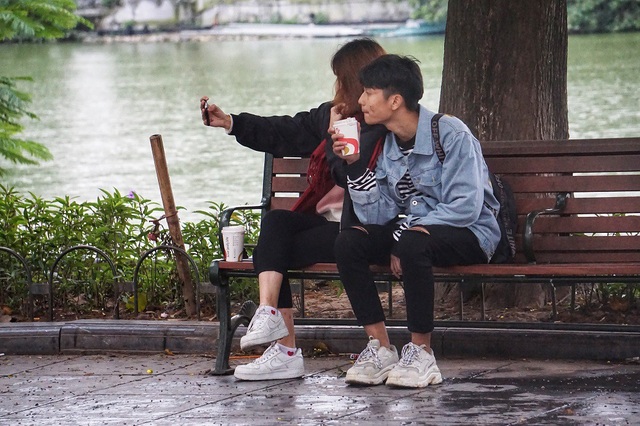 Trời trở lạnh, người Hà Nội "co ro" trong thời tiết 12 độ C - 6
Nhiều bạn trẻ vẫn mong muốn mùa đông đến sớm sau những ngày đầu tháng 12 nắng nóng như mùa hè. Nên gió mùa vừa về đã vội vã lên phố thích thú tận hưởng không khí này.