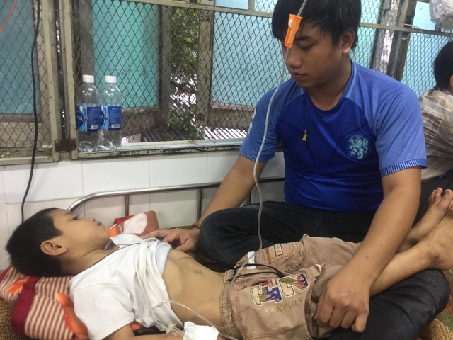 Đã mất 1 quả thận, bé trai 5 tuổi vẫn thiếu tiền vào thuốc - 6 Phước chỉ mong con có tiền vào hết 5 toa thuốc để chuyển sang giai đoạn duy trì