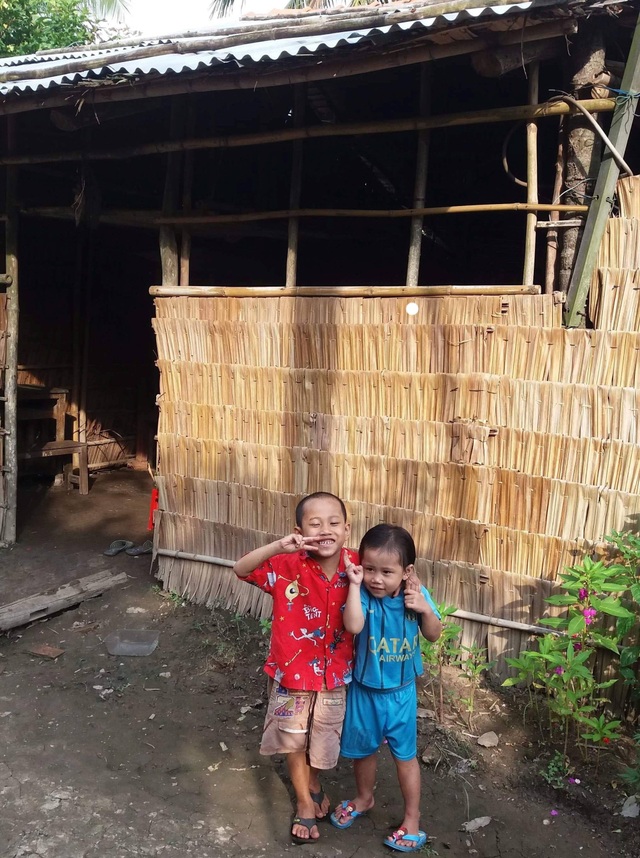 Đã mất 1 quả thận, bé trai 5 tuổi vẫn thiếu tiền vào thuốc - 9 Căn nhà lá ở quê là tài sản lớn nhất mà ông bà nội cho gia đình anh