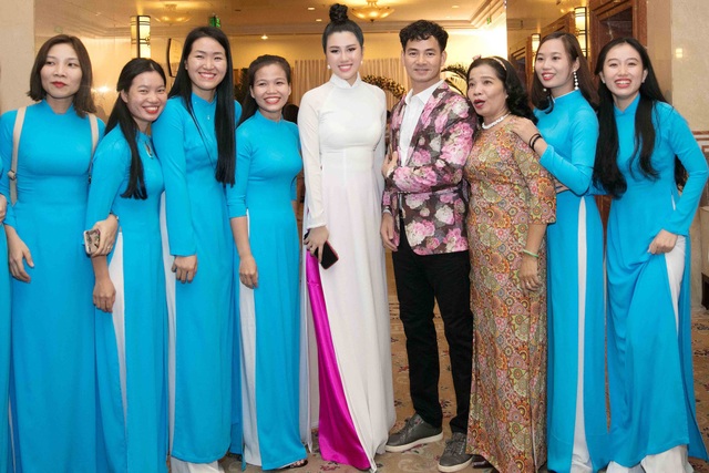 Emily Hồng Nhung làm MC cùng Xuân Bắc - 1 Emily Hồng Nhung làm MC cùng Xuân Bắc - 1