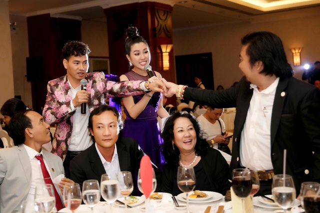 Emily Hồng Nhung làm MC cùng Xuân Bắc - 3 Emily Hồng Nhung làm MC cùng Xuân Bắc - 3