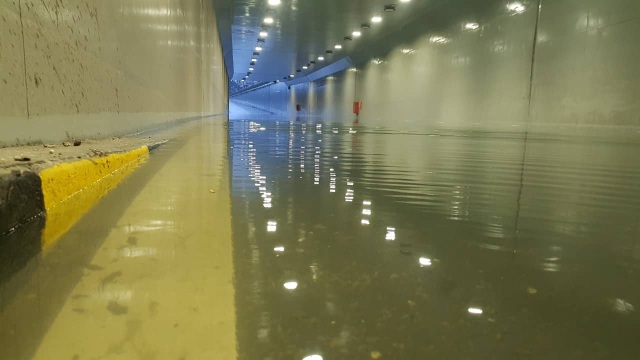 Hầm chui 100 tỷ ở Đà Nẵng tê liệt hoàn toàn vì mưa ngập - 2 Giao thông qua hầm bị tê liệt hoàn toàn