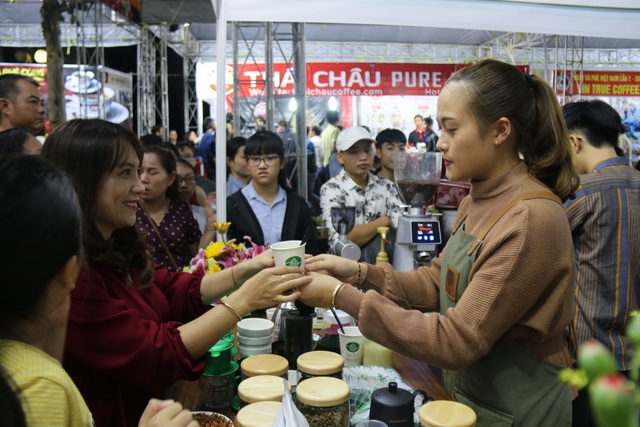 Chen chân thưởng thức cà phê miễn phí tại Ngày hội cà phê Việt Nam - 4 Chị Lê Thị Ly Na (ngụ tỉnh Đắk Lắk) cho biết, đây là lần đầu tiên chị tham dự Ngày hội cà phê Việt Nam. Tại Đắk Lắk, hai năm mới tổ chức Lễ hội cà phê một lần, nên người dân cũng phải chờ đến 2 năm mới được dịp thưởng thức cà phê thỏa mái. Là người đam mê và kinh doanh cà phê, chị chấp nhận di chuyển quãng đường hơn 150km từ Đắk Lắk xuống Đắk Nông để thưởng thức những loại cà phê mới nhất, với mục đích chọn lựa những sản phẩm cà phê chất lượng để nhập về kinh doanh