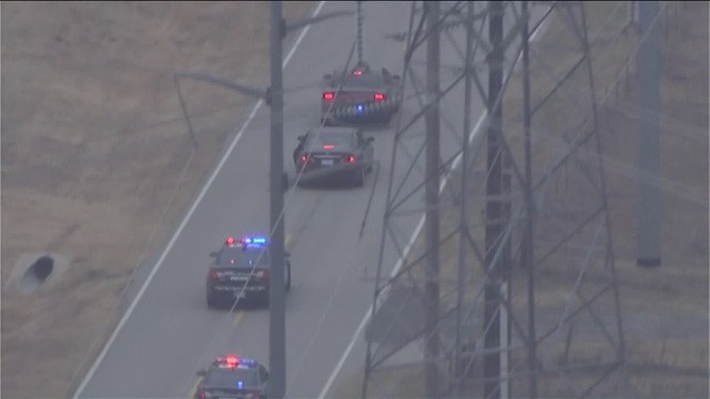 Màn rượt đuổi xe vi phạm “nghẹt thở” của cảnh sát Mỹ - 1
Theo trang tin Oklahoma News, vào khoảng 10h30 sáng ngày 7/12 (theo giờ địa phương), các sĩ quan cảnh sát Mỹ đã tìm cách chặn một xe ô tô màu nâu sẫm để kiểm tra gần đường cao tốc liên bang 40 và đại lộ Portland. Tuy nhiên tài xế điều khiển phương tiện này đã từ chối hợp tác và không cho xe dừng lại.