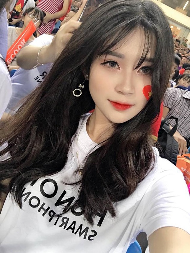 Bất ngờ danh tính nữ CĐV đẹp rạng rỡ trên sân Mỹ Đình trận bán kết - 5
Trong trận bán kết lượt về AFF Cup 2018 giữa tuyển Việt Nam và Philippines, Tiểu Phương đã có mặt tại sân vận động Mỹ Đình để cổ vũ cho các cầu thủ nước nhà.