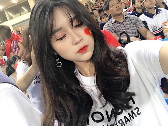 Bất ngờ danh tính nữ CĐV đẹp rạng rỡ trên sân Mỹ Đình trận bán kết - 6
Ngoại hình xinh đẹp, rạng rỡ của cô nàng nhanh chóng thu hút sự chú ý.