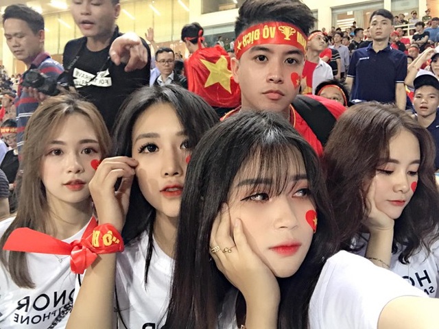 Bất ngờ danh tính nữ CĐV đẹp rạng rỡ trên sân Mỹ Đình trận bán kết - 7
Những bức hình Tiểu Phương selfie cùng bạn bè trên khán đài sân cỏ được một số diễn đàn mạng xã hội chia sẻ lại.