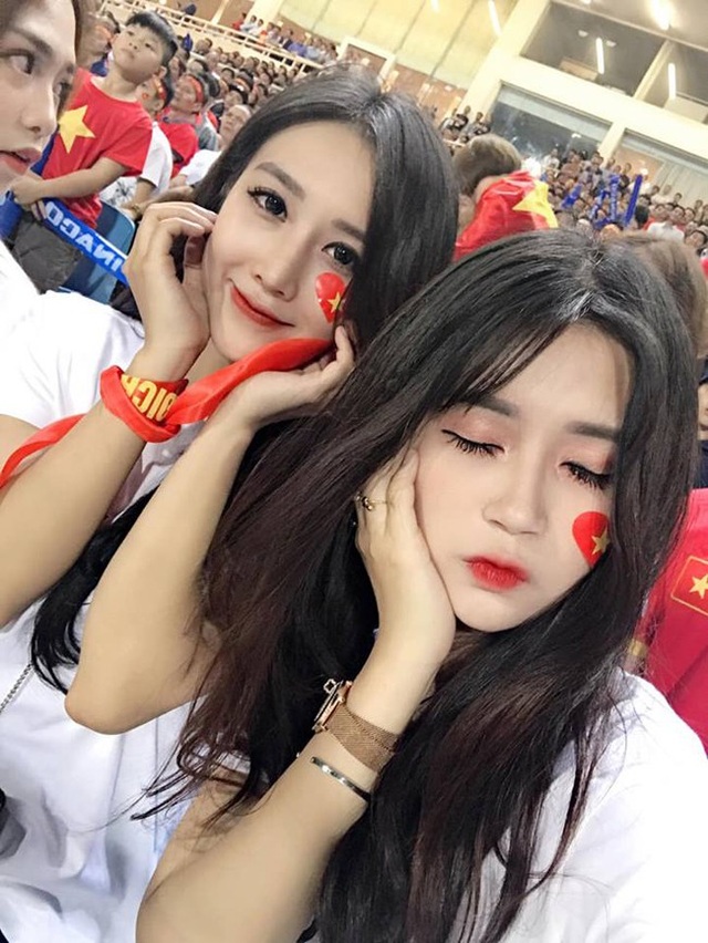Bất ngờ danh tính nữ CĐV đẹp rạng rỡ trên sân Mỹ Đình trận bán kết - 8
Cô nàng là một trong số nhiều nữ CĐV có mặt trên sân Mỹ Đình để cổ vũ cho đội tuyển nước nhà trận bán kết tối 6/12.