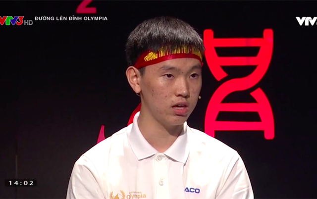 Tấm vé đầu tiên vào Chung kết năm Olympia: Chiến thắng khó tin nhờ đối thủ... "sảy chân" - 2 Hoàng Minh thi đấu tự tin, dẫn đầu phần thi Vượt chướng ngại vật và Tăng tốc, thậm chí dẫn đầu suốt phần lớn thời gian của phần thi Về đích nhưng để mất chiến thắng vì đã bấm chuông xin trả lời ở câu hỏi cuối cùng thuộc gói câu hỏi của thí sinh Hậu Giang