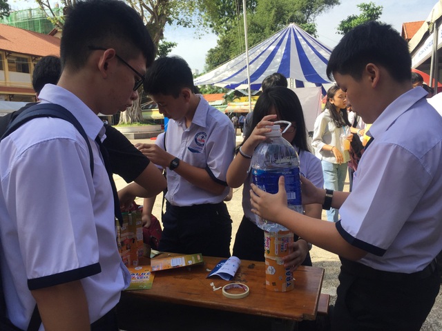 Sôi nổi ngày hội Toán học mở lần đầu tiên phía Nam - 3 Học sinh hào hứng làm thí nghiệm từ ứng dụng toán học