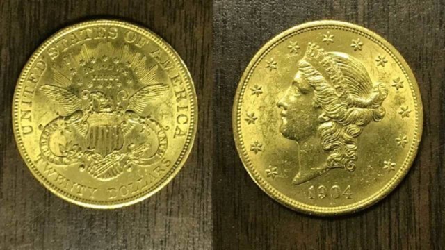 Vớ được đồng xu vàng cổ từ năm 1904 trong ấm đun nước - 1 Đồng xu vàng từ năm 1904 ước tính trị giá 1.350 USD.