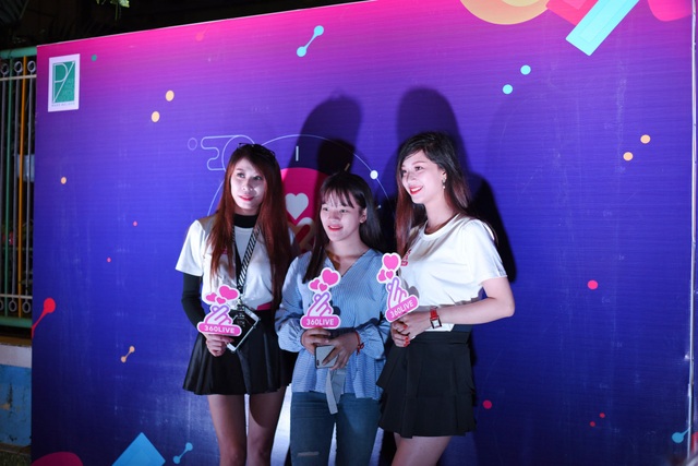 Sự kiện giải trí âm thanh ánh sáng lớn nhất chào 2018 của Vạn Phúc Media & Events và 360Live - 6 Khán giả chụp hình cùng 360Live