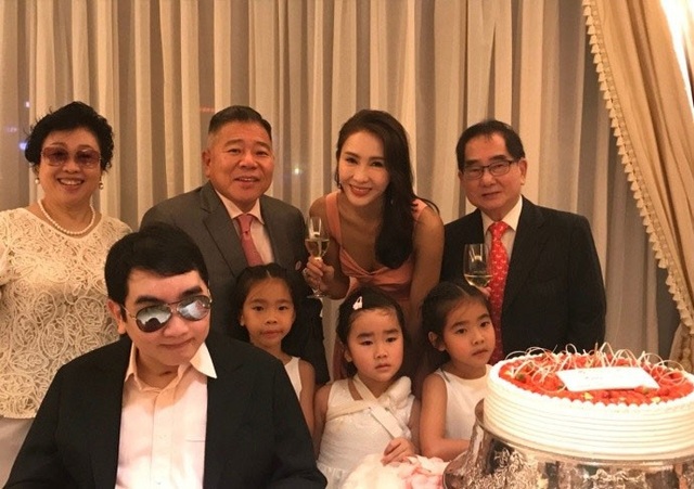 Nữ diễn viên Lê Tư: “Tình yêu có thể rất đơn giản” - 4 Lê Tư cùng chồng và ba cô con gái xuất hiện tại một số sự kiện nhỏ của gia đình.