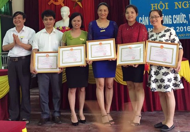 Nghẹn lòng trước tình cảnh “hơn 200 ngày chưa mở mắt” của thầy giáo dạy toán giỏi cấp tỉnh - 1 Thầy Dũng (thứ 2 từ trái sang), nhiều năm là giáo viên dạy giỏi môn toán của tỉnh.