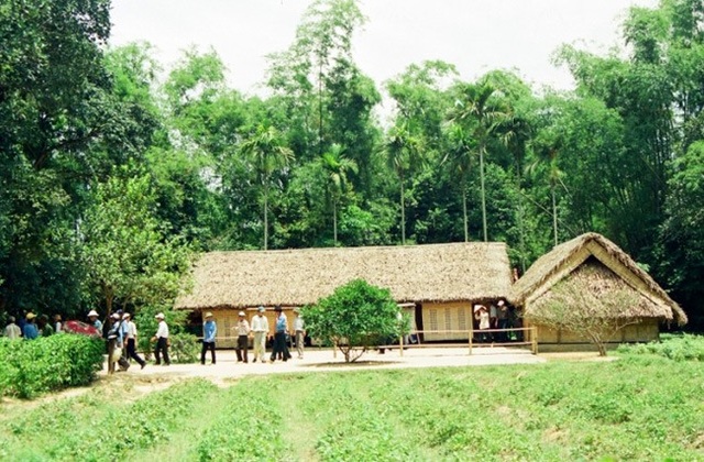 Du lịch Nghệ An thu hút gần 6 triệu lượt khách - 2 Làng Sen với hệ thống nhiều di tích lịch sử đặc biệt quan trọng như nhà cụ Phó bảng Nguyễn Sinh Sắc, nhà cụ Nguyễn Sinh Nhậm, nhà thờ họ Nguyễn Sinh, nhà Cử nhân Vương Thúc Quý, lò rèn cố Điền, giếng Cốc, cây đa, sân vận động, đền làng Sen.