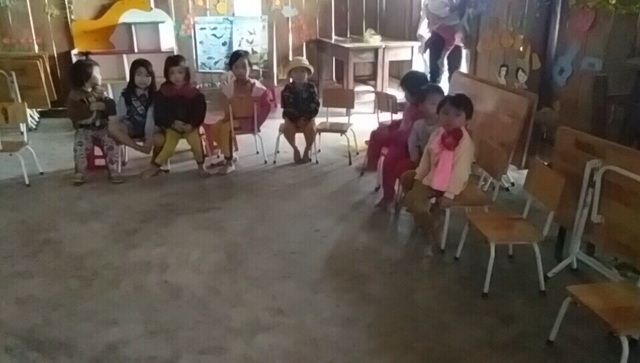 Lớp học hư hỏng do bão, hàng chục trẻ mầm non phải học ké tạm bợ - 3
Các cháu nhỏ phải học tập trong điều kiện thiếu thốn