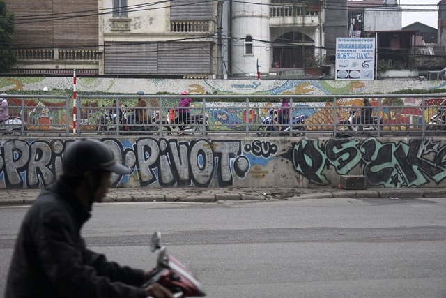 Phố cổ Hà Nội bị bôi bẩn khắp nơi bởi hình vẽ graffiti - 15
Những bức tranh đường phố bên cạnh bức tranh gốm khổng lồ trên con đường gốm sứ Trần Nhật Duật.